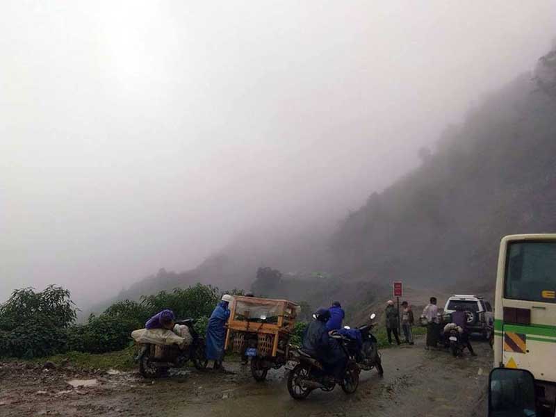 မိုးအဆက္မျပတ္ရြာသြန္းမႈေၾကာင့္ ခ်င္းေတာင္လမ္းပိုင္း ေျမၿပိဳ၊ ကားအစီးေရ ၅၀ ခန္႔ ပိတ္မိ