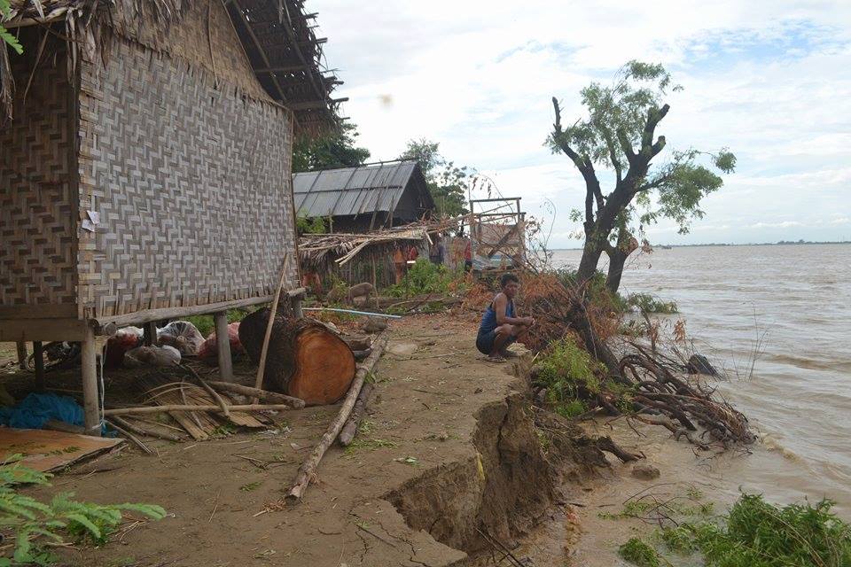 ခ်င္းတြင္းျမစ္ကမ္းပါး ၿပိဳက်မႈေၾကာင့္ ေနအိမ္တခ်ဳိ႕ ေဘးလြတ္ရာ ေျပာင္းေရႊ႕