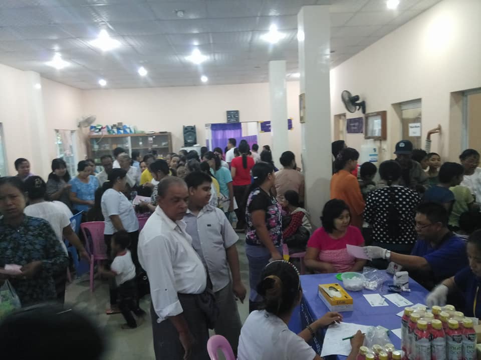 ပဲႏြယ္ကုန္းတြင္ ေရႊေရာင္ႏွင္းဆီ ကင္ဆာေဖာင္ေဒးရွင္းက လူနာ ၅၀၀ ေက်ာ္ကုိ အခမဲ့ကုသေပး