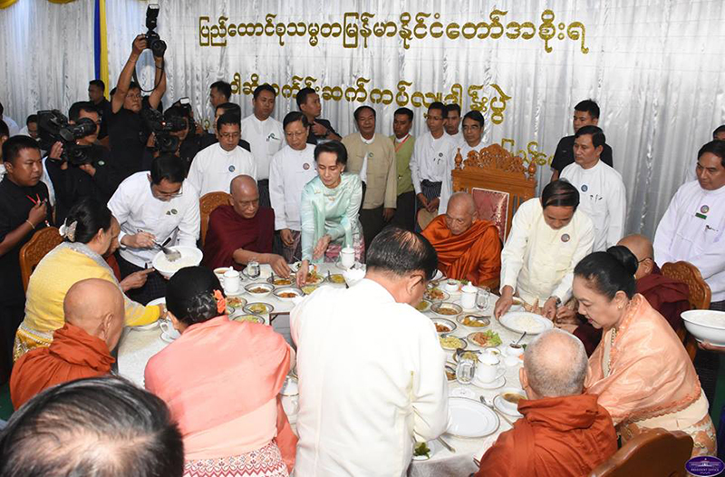 ႏိုင္ငံေတာ္အႀကီးအကဲမ်ား ဝါဆိုသကၤန္းကပ္ (ဓာတ္ပံု)