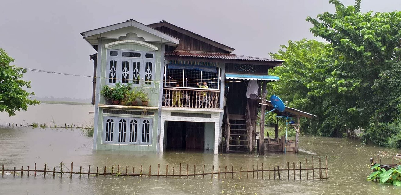 ျမစ္ေရတက္သျဖင့္ ေရႊက်င္ၿမိဳ႕ စာသင္ေက်ာင္းနွင့္ေနအိမ္မ်ား အေရးေပၚေျပာင္းေရႊ႕