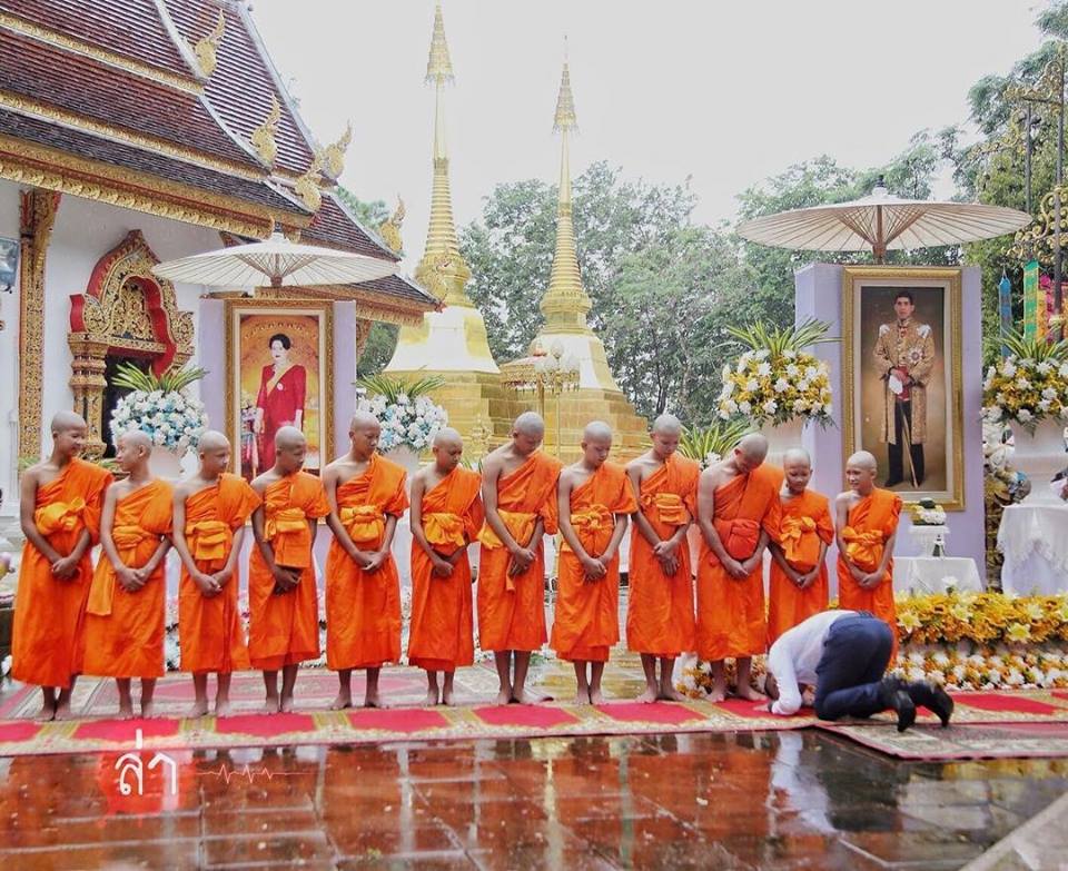 ကိုရင္ဝတ္ျဖင့္ ေတြ႔ရသည့္ ေတာဝက္ေဘာလံုးအသင္းသား လူငယ္ေလးမ်ား (ဓာတ္ပံု)  