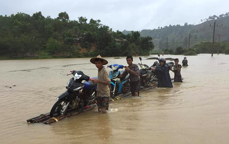 အမ္းၿမိဳ႕နယ္တြင္ ကားလမ္းမ ေရေက်ာ္၍ ယာဥ္အစီးေရ ၁၀၀ ေက်ာ္ ပိတ္မိေန