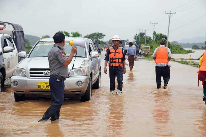 ဘီလင္းေရႀကီးမႈေၾကာင့္ ပိတ္မိခရီးသြားမ်ားကုိ ျပန္ပုိ႔၊ ေပ်ာက္ဆုံးတပ္မေတာ္သား ၃ ဦးကုိ ဆက္ရွာေန
