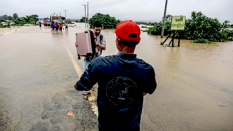 ေမာ္လၿမိဳင္-ရန္ကုန္ အေဝးေျပးလမ္း ေရနစ္ျမဳပ္ေန၍ ေလေၾကာင္းသြားလာသူမ်ား (ဓာတ္ပုံ)