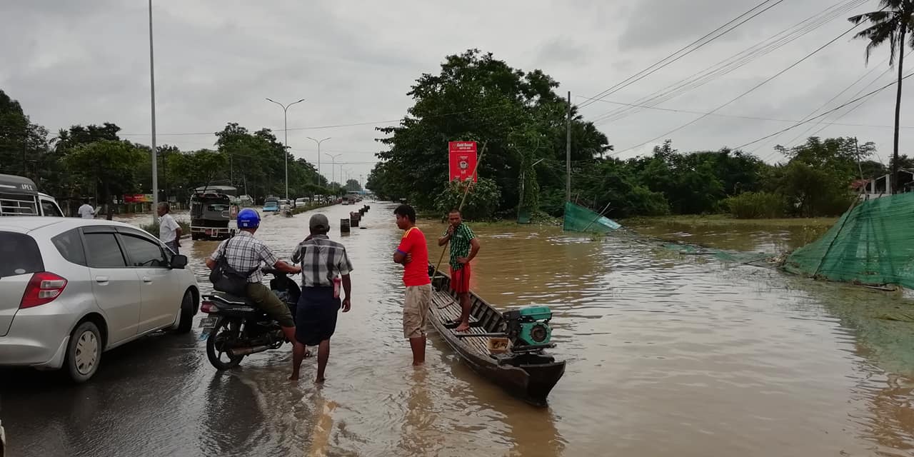 ေရႀကီးမႈေၾကာင့္ ပဲခူးၿမိဳ႕အဝင္ တုိးဂိတ္တြင္ ေမာ္ေတာ္ယာဥ္မ်ားပိတ္ဆို႔ေန