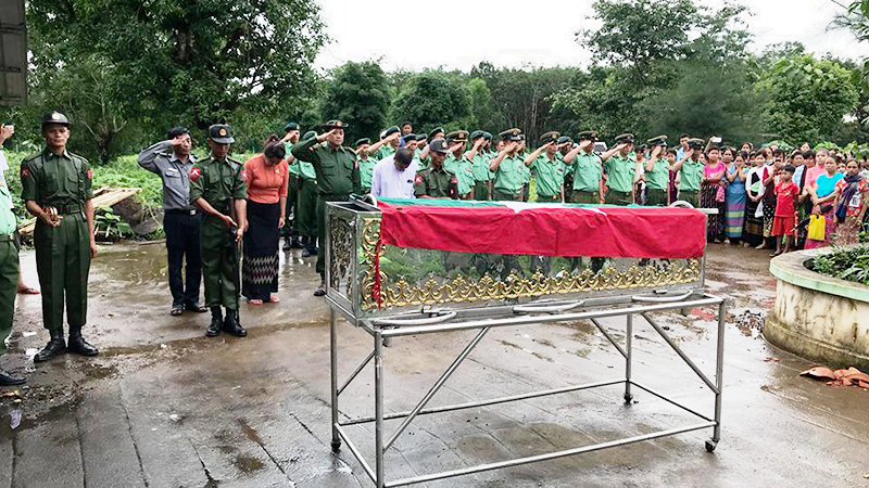 ေရေဘးကယ္ဆယ္ေရးတြင္ ေသဆံုးခဲ့သည့္ တပ္သားကို  မီးသၿဂႋဳဟ္