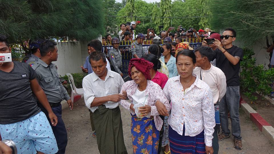 ပုသိမ္ႀကီးၿမဳိ႕နယ္တြင္ လမ္းေပၚက်ဴးေက်ာ္ၿပီး ျခံစည္း႐ုိးခတ္မႈျဖင့္  ရြာသား ၄ ဦး ဖမ္းဆီးခံရ