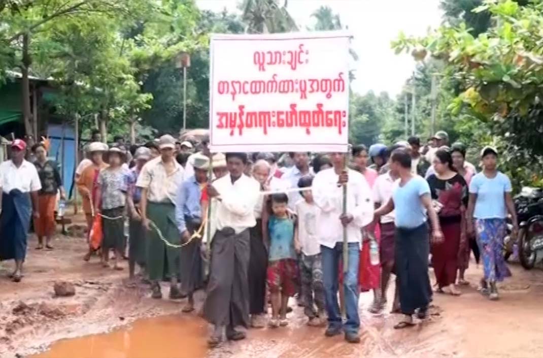 ေစာင္ ၂ ထည္ အေႂကြးယူမိသည့္ အသက္ ၇၀ ေက်ာ္ အဘြားအို အိမ္အသိမ္းခံရသျဖင့္ ေဒသခံမ်ားဆႏၵျပ