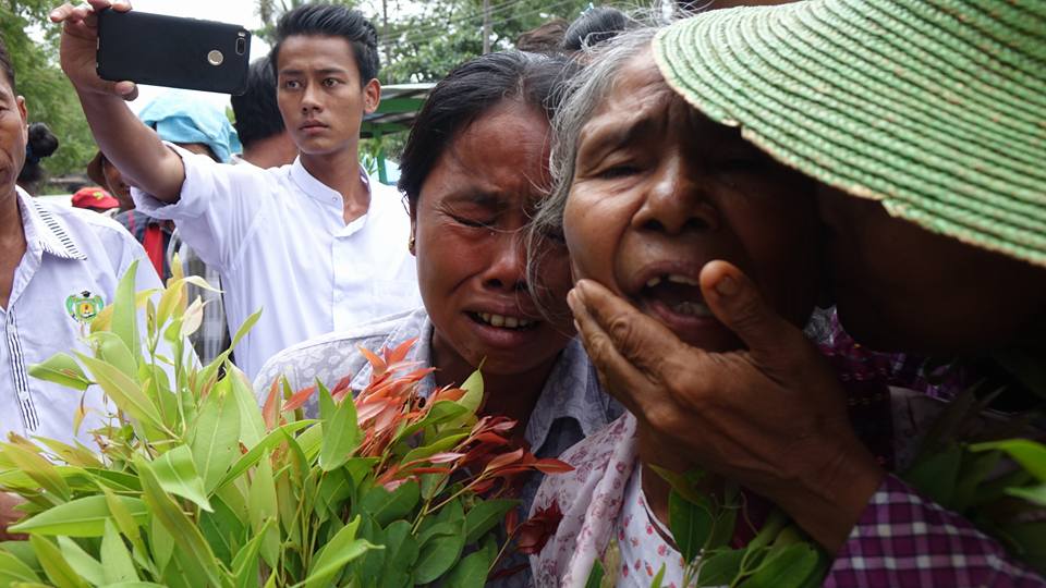 ဘိလပ္ေျမစက္႐ုံ စီမံကိန္​းဖ်က္​သိမ္​း​ရန္ ဆႏၵျပသည့္ ေတာင္သူမ်ားကို ႐ုံးထုတ္ (ဓာတ္ပံု)