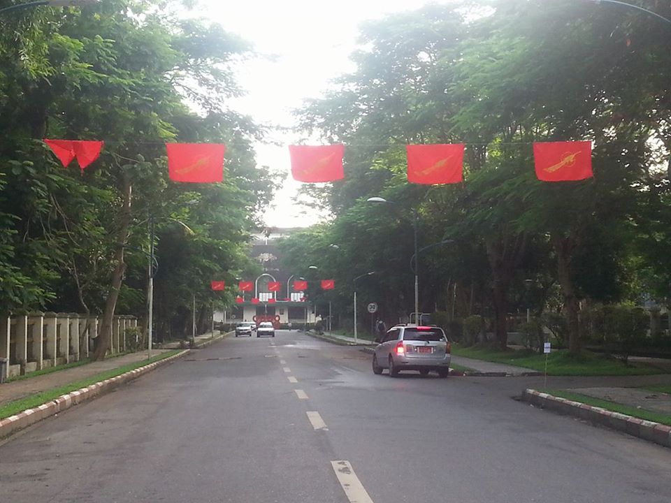 ေက်ာင္းနံရံ တ၀ိုက္ ေဒါင္းအလံစိုက္ၿပီ (ဓာတ္ပံု)
