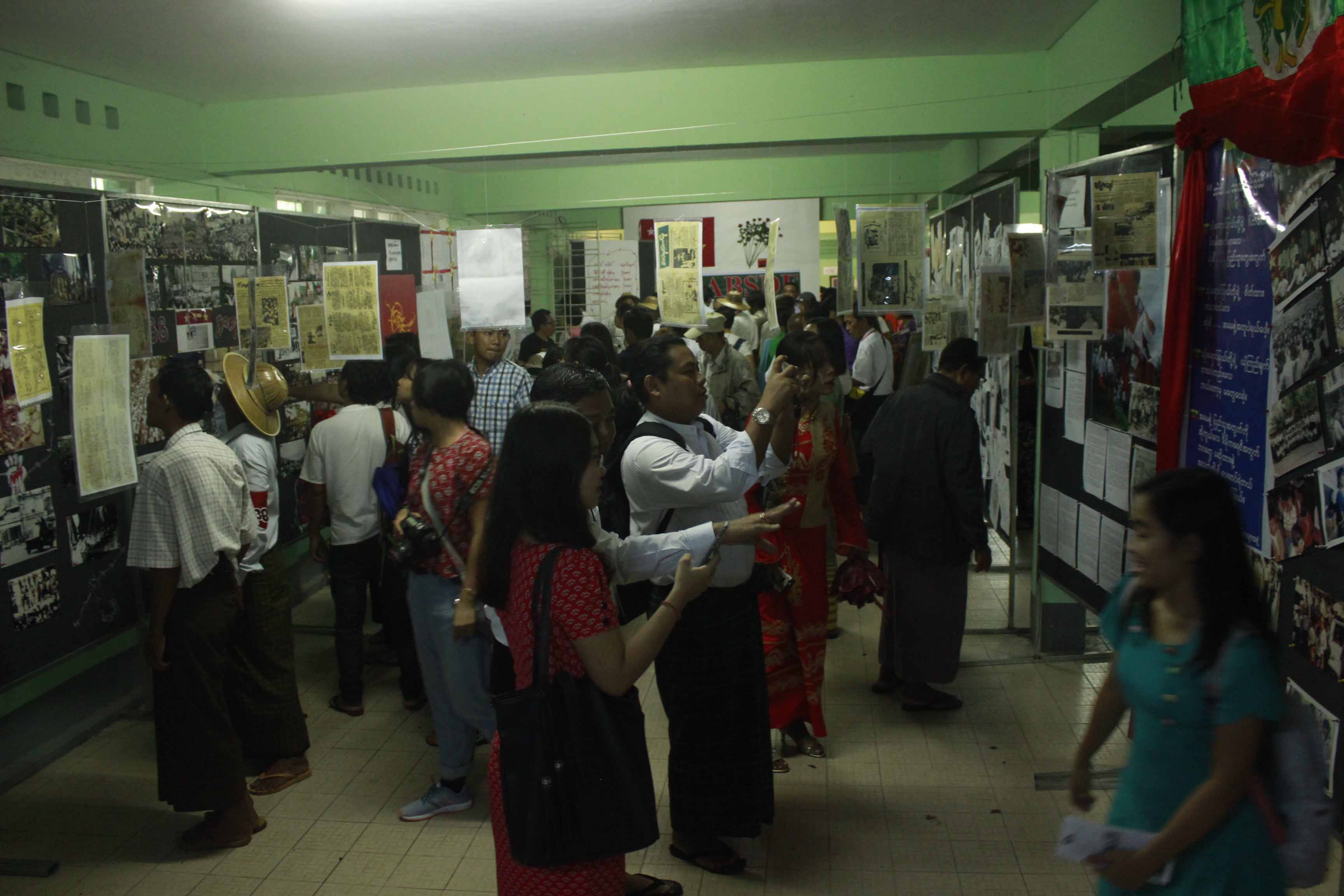 ႏွစ္ ၃၀ ျပည့္ ရွစ္ေလးလံုးအေရးေတာ္ပံု  ျပခန္းမ်ားသို႔ လာေရာက္ၾကည့္႐ႈသူ မ်ားျပား