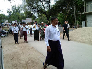ျမို့ေရလြွႊမ္းသျဖင့္ ျမစ္သားျမို့လူထု ဆနၵထုတ္ေဖာ္