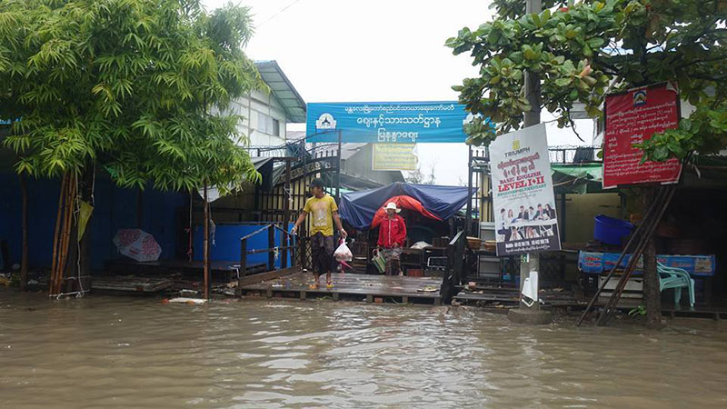 မႏၲေလး ျမနႏၵာ​ေဈးအတြင္း ေရႀကီးေနသျဖင့္ ေဈးဆိုင္​ခန္​းအခ်ိဳ႕ ပိတ္​သိမ္​းထားရ