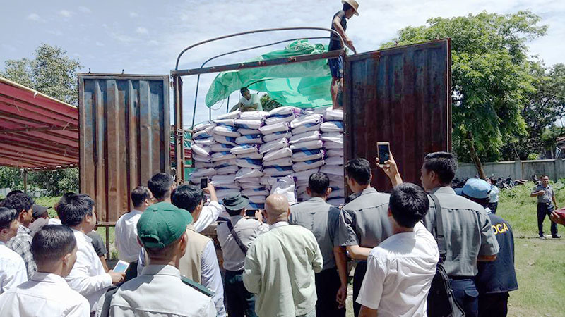 တရားမဝင္ တ႐ုတ္ကုန္ကားမ်ားေပၚမွ ေျမဆီအိတ္ ၁၂၀၀၀ ေက်ာ္ စစ္ေဆးေတြ႔ရွိ  