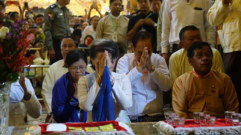 ႏုိင္ငံေတာ္အတုိင္ပင္ခံပုဂၢိဳလ္ ေဒၚေအာင္ဆန္းစုၾကည္ မဟာျမတ္မုနိဘုရားကုိ ဖူးေျမာ္