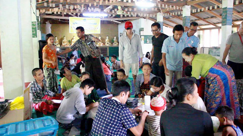 လမ္​းပန္​းဆက္​သြယ္​​ေရးခက္​ခဲသည့္ ေရေဘးသင့္ျပည္သူ ၇ဝဝ ခန္႔ကုိ အခမဲ့ေဆးဝါးကုသေပး
