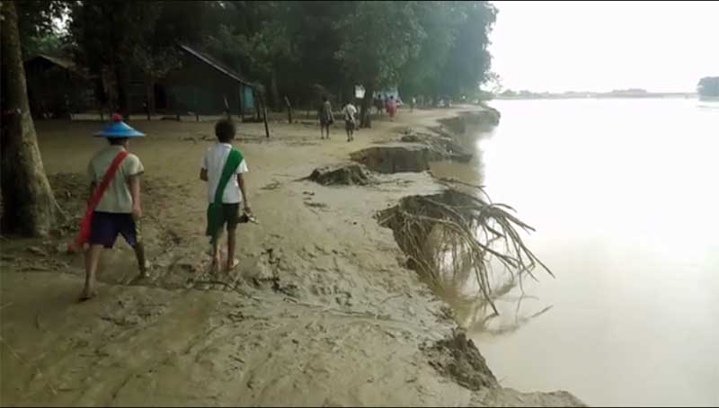 စစ္ေတာင္းျမစ္ေရျပန္က်ေပမယ့္ ကမ္းပါးၿပိဳမႈေၾကာင့္ ကမ္းေဘးေနအိမ္မ်ား စိုးရိမ္ေန