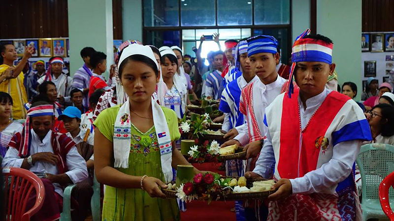 ကရင္႐ုိးရာ ခ်ည္ျဖဴဖြဲ႔မဂၤလာပြဲ ပုသိမ္ၿမိဳ႕ေတာ္ခန္းမတြင္ က်င္းပ