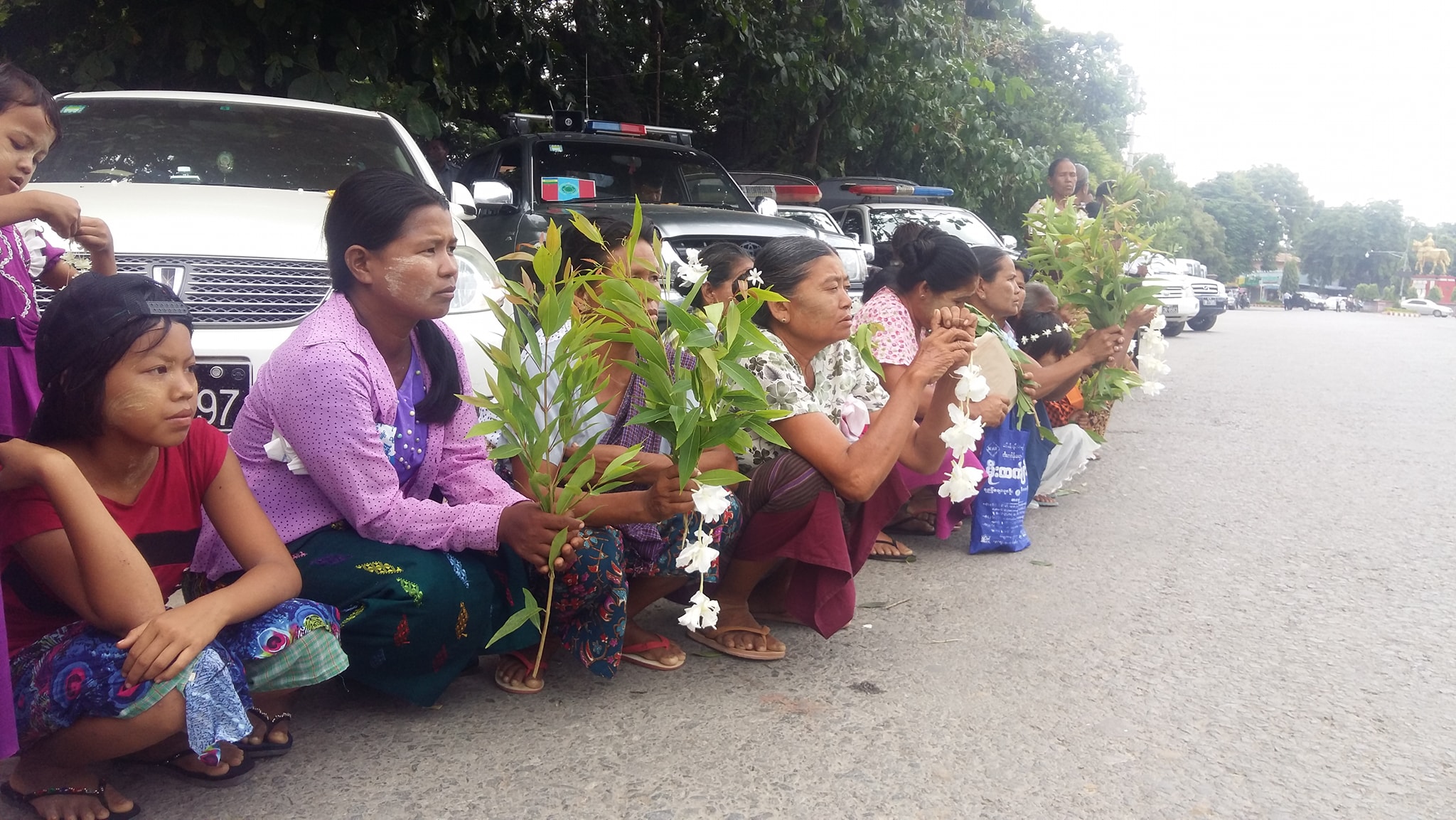 လက္ပံေတာင္းေဒသခံမ်ား ႏိုင္ငံေတာ္သမၼတထံ တိုင္ၾကားစာ ၇ ေစာင္ေပးပို႔