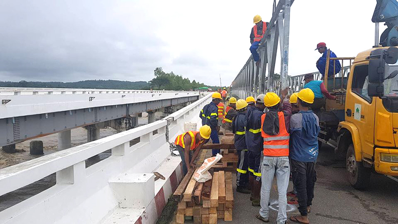 ေရႀကီးၿပီး နိမ့္က်သြားသည့္ ဆြာေခ်ာင္း တံတားအတြက္ ယာယီေဘလီတံတား စထိုး