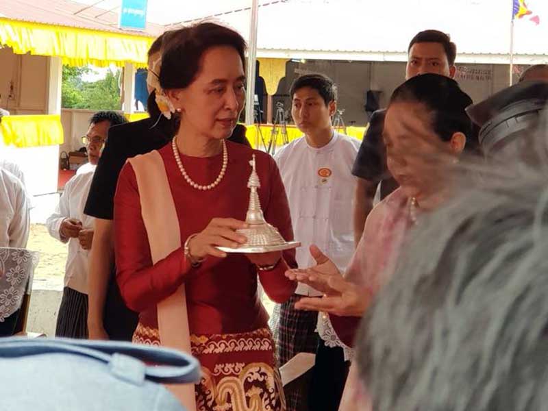 ထာဝရၿငိမ္းခ်မ္းေရးေစတီေတာ္ ထီးေတာ္တင္ပြဲ သမၼတႏွင့္အတုိင္ပင္ခံ တက္ေရာက္