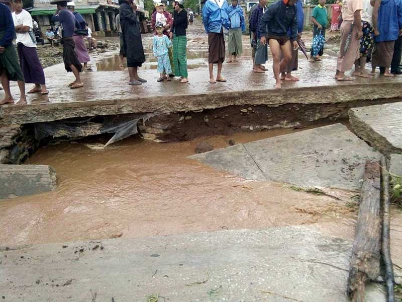 မိုးသည္းထန္စြာရြာသြန္းမႈေၾကာင့္ ပင္လည္ဘူးတြင္ တံတားတစင္းပ်က္စီး