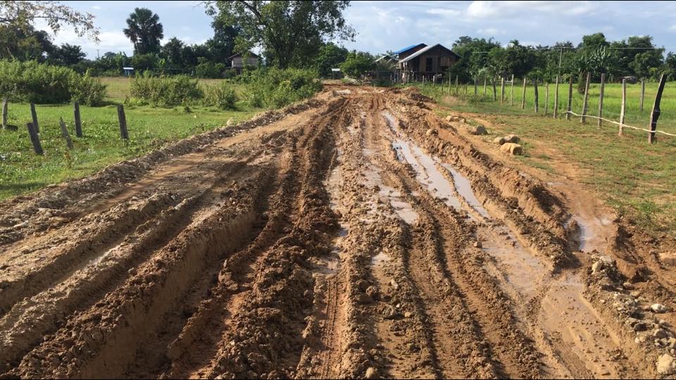 လမ္းခင္းၿပီးေနာက္ ကားလမ္းပိုမိုပ်က္စီးသျဖင့္ မန္လည္ေဒသခံမ်ား အခက္ႀကံဳ