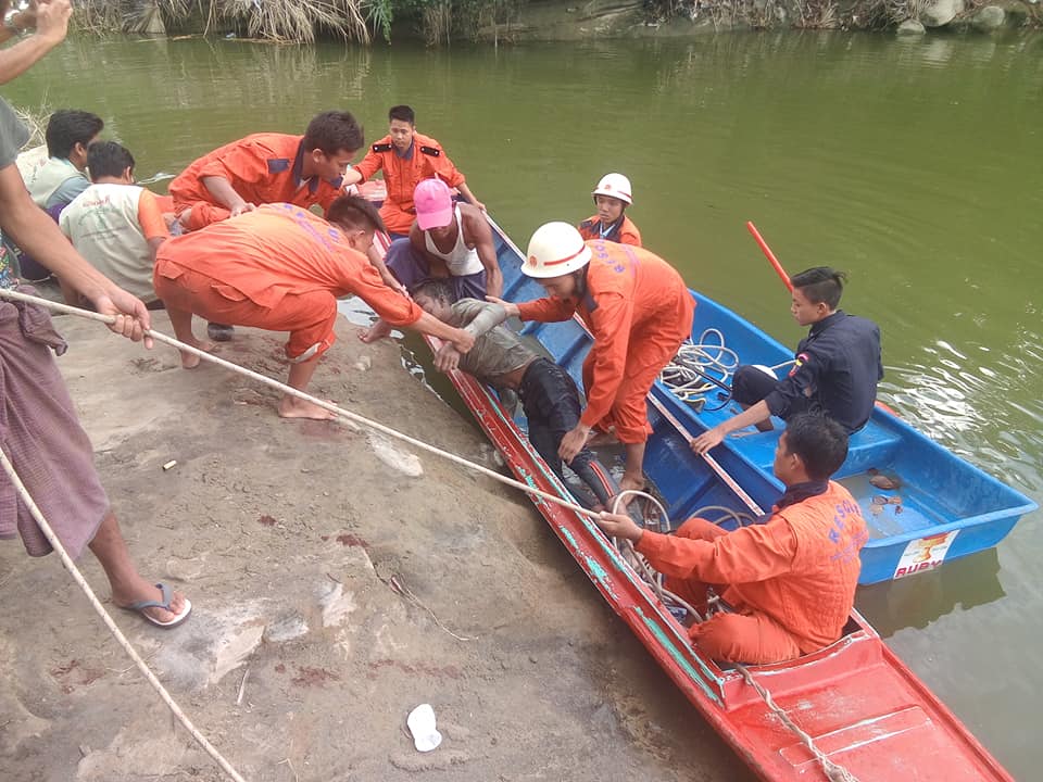 ထန္းဇလုပ္အပန္းေျဖစခန္းတြင္ ကမ္းပါးအစြန္း ဆယ္ဖီဆဲြရာမွ ျပဳတ္က်ၿပီး ေရနစ္ေသဆုံး