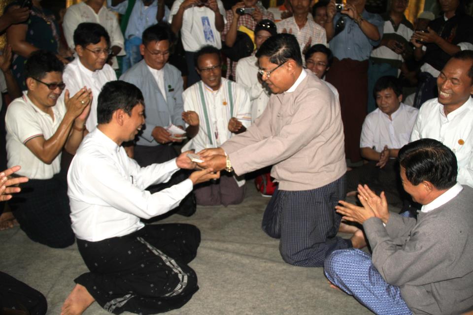 ႐ွစ္ေလးလုံး နွစ္ပတ္လည္ေန့အတြက္ ၀န္ၾကီး ၂ ဦး ေငြ ၁၀ သိန္းလႉဒါန္း