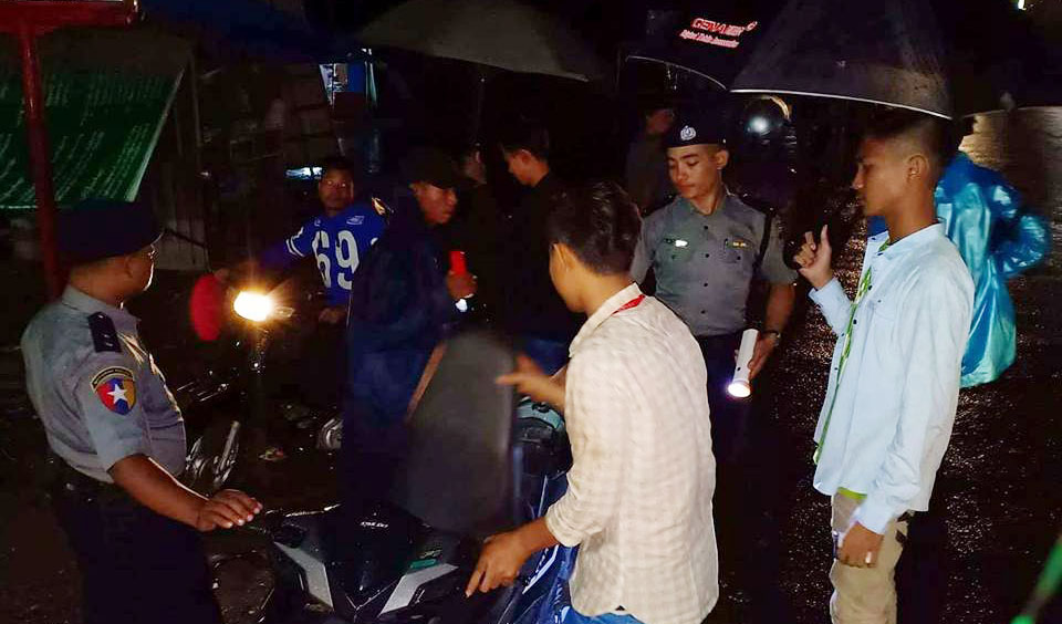 ပုသိမ္တြင္ မႈခင္က်ဆင္းေရး တုတ္ဓားလက္နက္ ကုိင္ေဆာင္မႈရွိမရွိ စစ္ေဆး