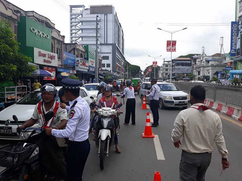 ျမစ္ႀကီးနားတြင္ ယာဥ္တုိက္အႏၱရာယ္ေလွ်ာ့ခ်ေရး ေရာင္ျပန္စတစ္ကာမ်ား ေ၀ငွ