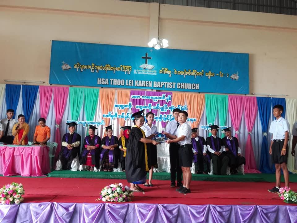 ျမန္မာေရႊ႕ေျပာင္းေက်ာင္းမ်ားမွ ေက်ာင္းသား/သူ ၃၀၀ ေက်ာ္ကုိ ေအာင္လက္မွတ္ေပး