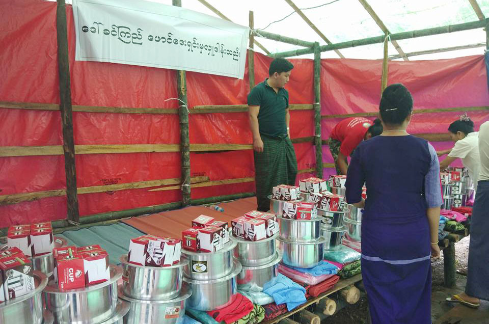 ကခ်င္စစ္ေဘးေရွာင္မ်ားအတြက္ အသံုးအေဆာင္ပစၥည္းမ်ား ေဒၚခင္ၾကည္ေဖာင္ေဒးရွင္း လႉဒါန္း