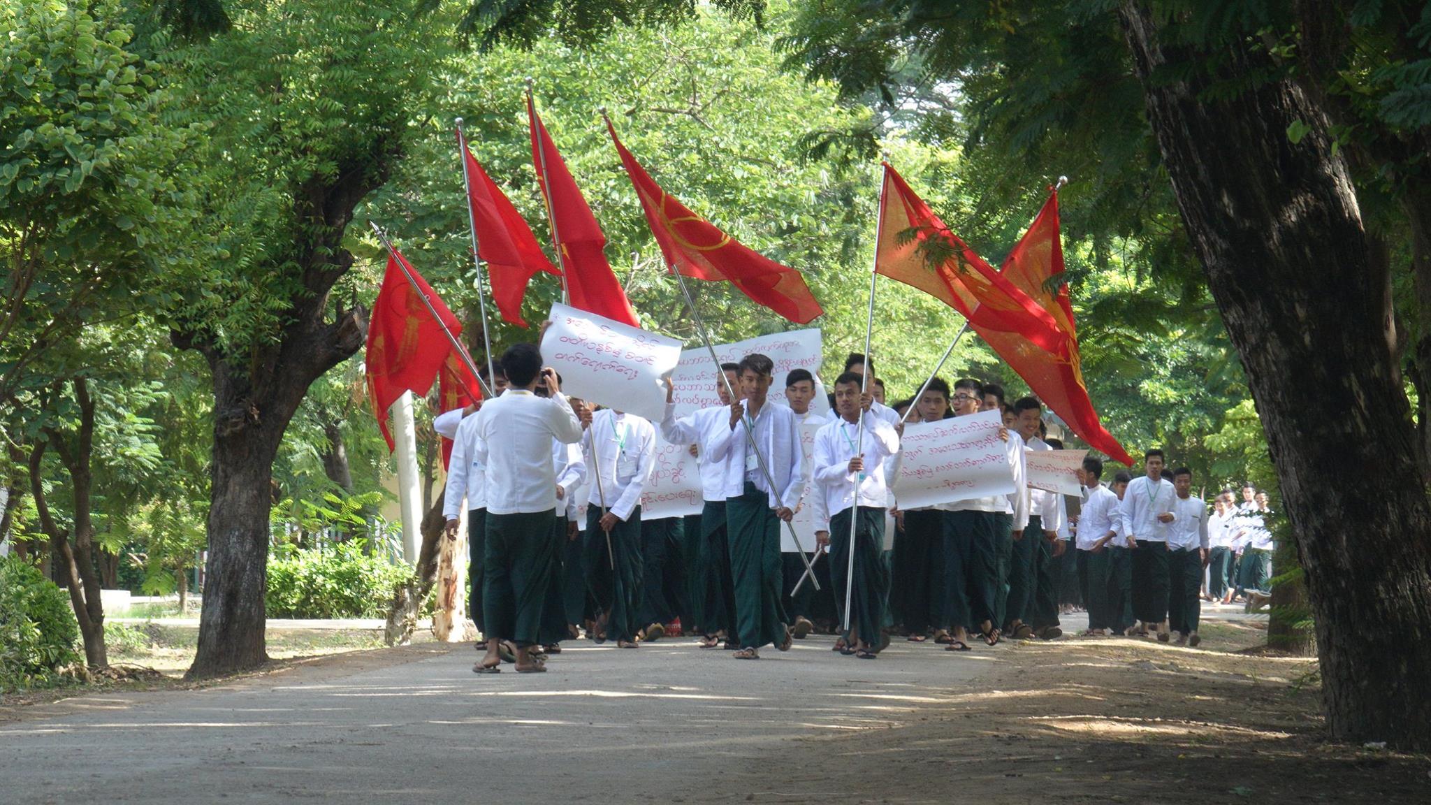 မံုရြာပညာေရးေကာလိပ္ေက်ာင္းသားမ်ား ေက်ာင္း၀င္းထဲ လွည့္လည္ဆႏၵျပ