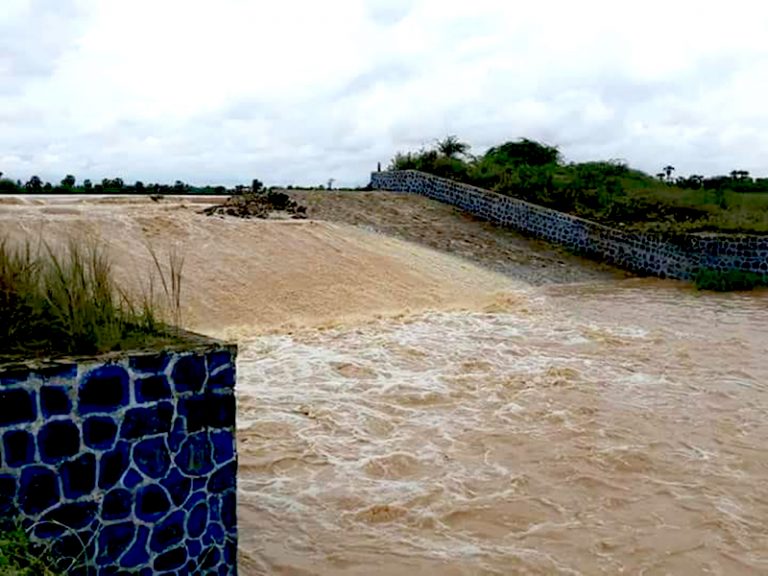 ဆည္မ်ား ေရေက်ာ္ေနသျဖင့္ ျပည္သူမ်ားသတိထားေနထိုင္ရန္ လယ္/ဆည္၀န္ႀကီး တုိက္တြန္း