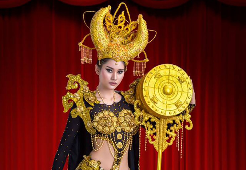 ေရႊေရာင္ကၽြဲခ်ဳိျဖင့္ ဆန္းျပားစြာ ဖန္တီးထားသည္ဝတ္စံုႏွင့္ အလွမယ္ ျမင့္မိုရ္ေမ (ဓာတ္ပံု)