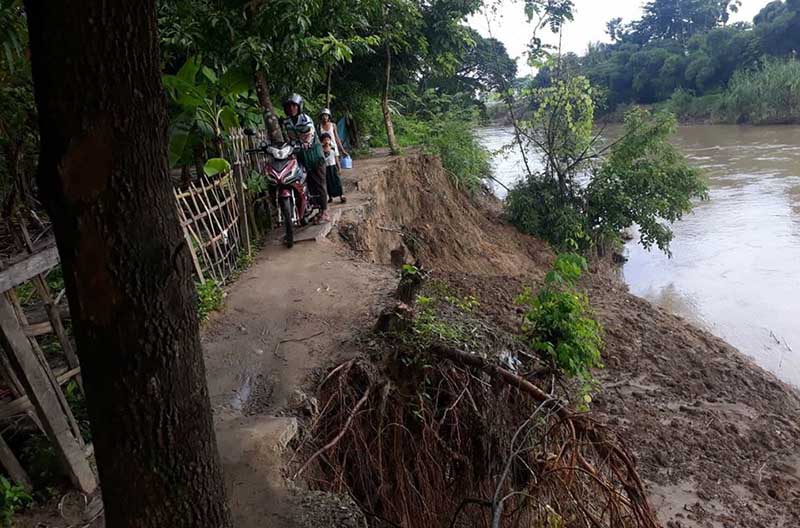 ေခ်ာင္းအတြင္း သဲစုပ္ယူမႈေၾကာင့္ ေက်ာက္တံခါးၿမိဳ႕နယ္ ေက်းရြာ ၅ ရြာခန္႔ ကမ္းပါးၿပိဳက်