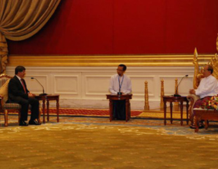 တူရကီ၀န္ၾကီး စစ္ေတြဒုကၡသည္မ်ားကုိ ကူညီ