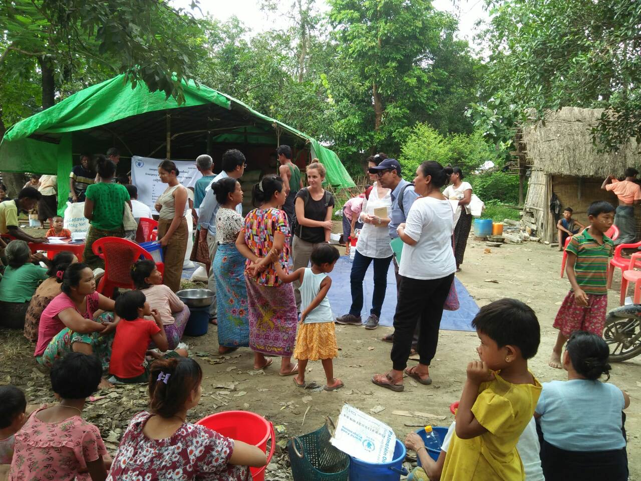 အီးယူကိုယ္စားလွယ္မ်ား ရခိုင္ျပည္နယ္အတြင္း ရိကၡ​ာေထာက္​ပံ့ေနမႈကို ကြင္းဆင္းေလ့လာ