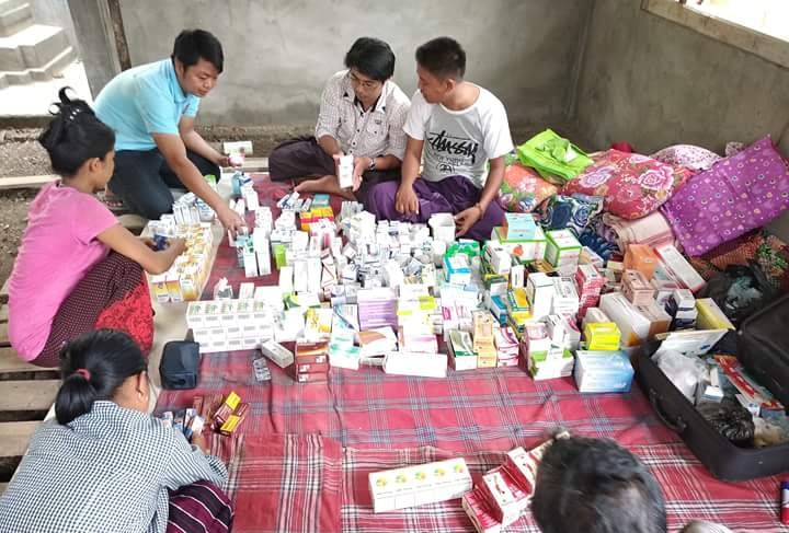 အ႐ႈိခ်င္​းရြာမ်ားသို႔ ​ေဆးဝါးႏွင့္အသံုး​ေဆာင္​ပစၥည္​းမ်ား သြား​ေရာက္​လႉဒါန္​း