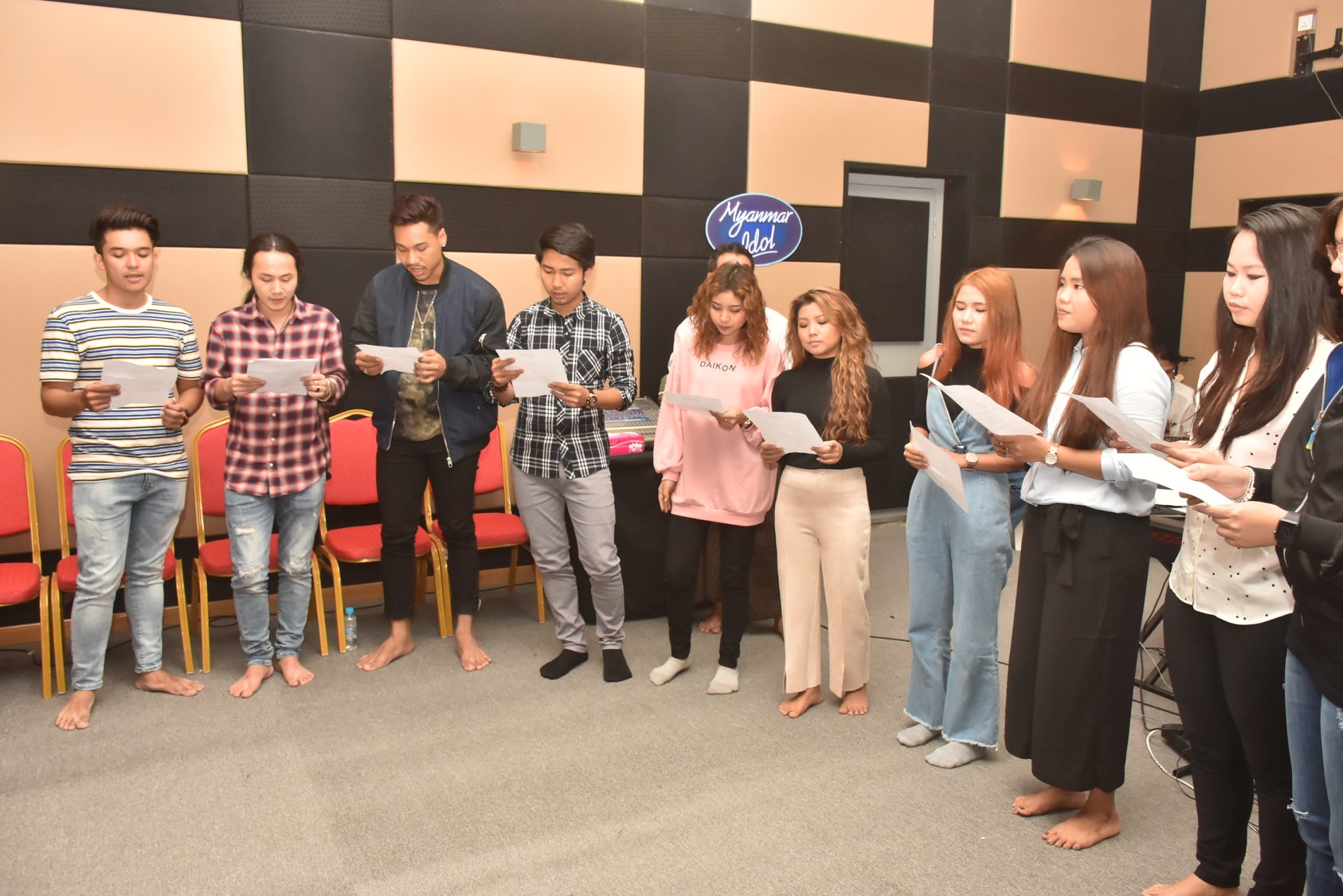 Myanmar Idol အဆိုေတာ္မ်ား "ထာဝရ ရန္ကုန္" သီခ်င္းတိုက္ေန (ဓာတ္ပံု)