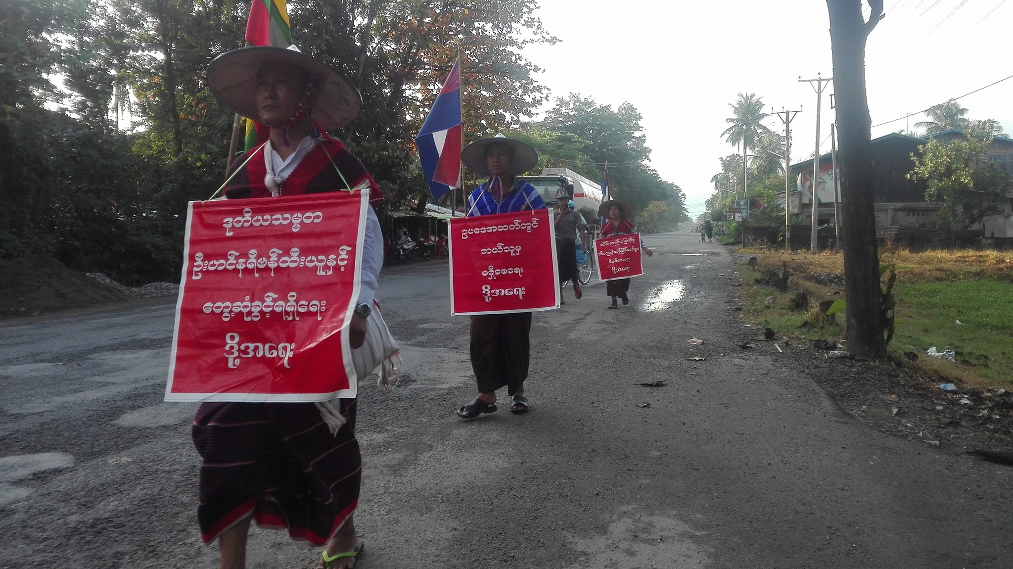 ဘားအံမွ ေနျပည္ေတာ္ထိ ခရီးရွည္လမ္းေလွ်ာက္ဆႏၵျပသူမ်ား ျဖဴးၿမိဳ႕နယ္ ေရာက္ရွိ