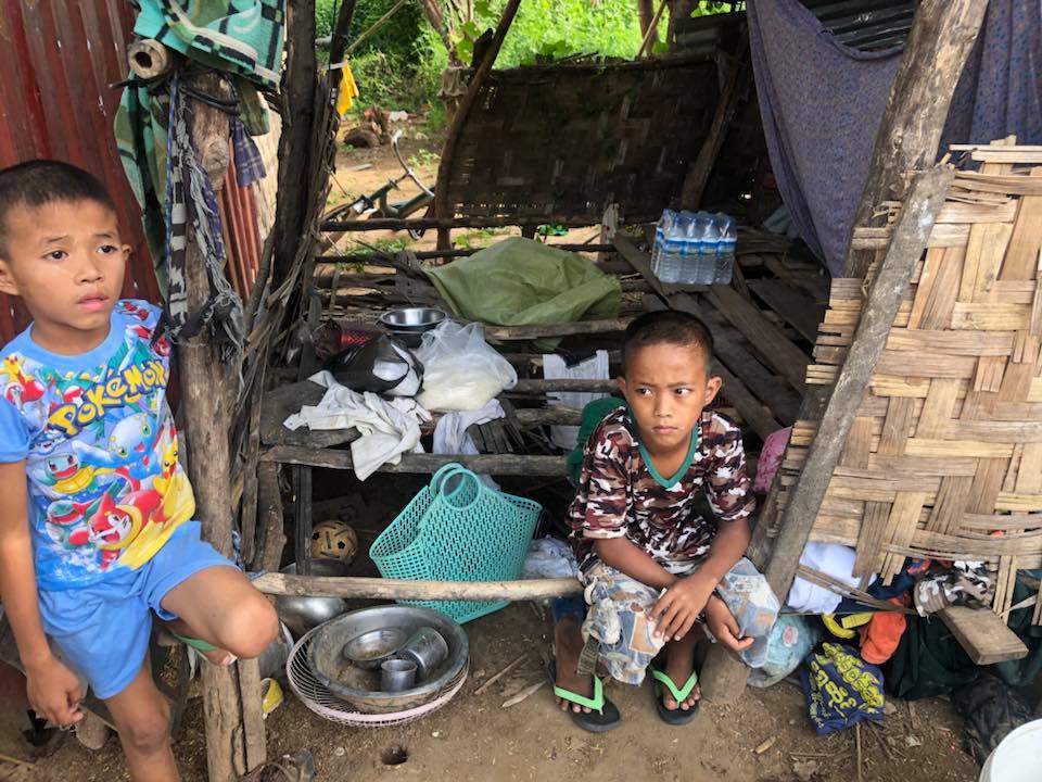 မိခင္ေထာင္က်ၿပီး အခက္အခဲေတြ႔ေနသည့္ ကေလး ၃ ဦးကို လူမႈကူညီအဖြဲ႔မ်ား ေစာင့္ေရွာက္