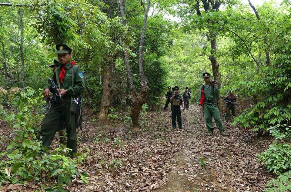 တအာင္းတပ္က ေငြေၾကးေကာက္ခံမႈေၾကာင့္ ကားမ်ား ရပ္နားထားရ၊ အစုိးတပ္ႏွင့္တုိက္ပြဲျဖစ္