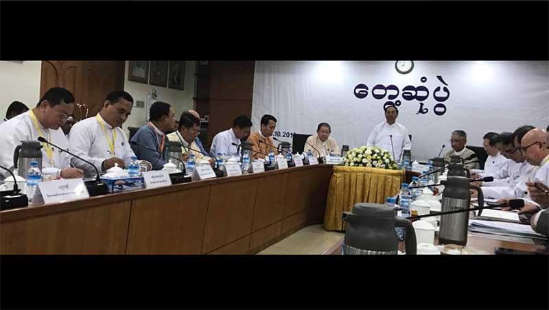စက္သုံးဆီေစ်းျမင့္တက္မႈထိန္းခ်ဳပ္ရန္ ဒုသမၼတဦးျမင့္ေဆြႏွင့္ စီးပြားေရးလုပ္ငန္းရွင္မ်ားေဆြးေႏြး