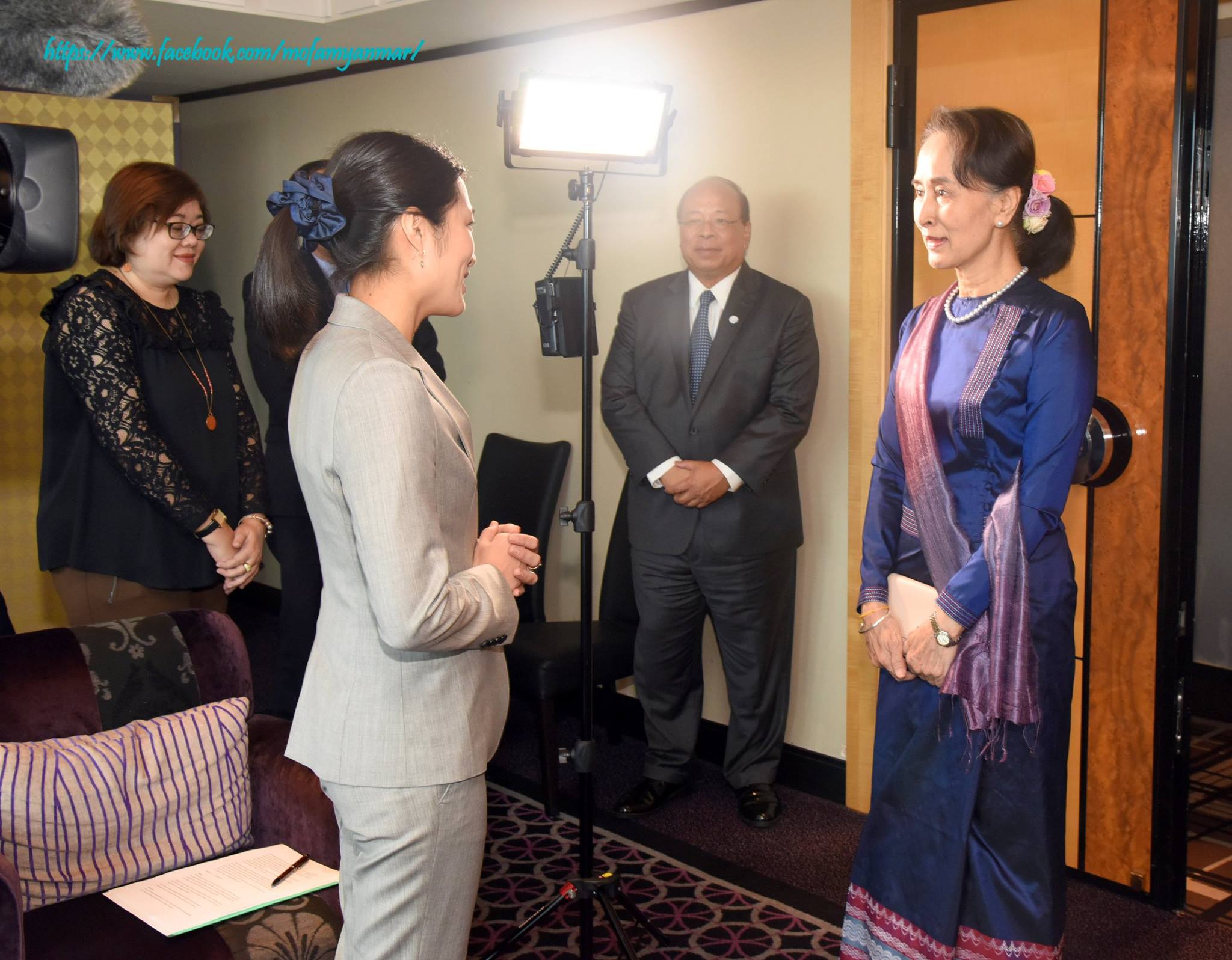ဆုတံဆိပ္တခ်ိဳ႔ ျပန္႐ုပ္သိမ္းခံရမႈ ဂ႐ုစိုက္ေနမည္မဟုတ္ဟု ေဒၚေအာင္ဆန္းစုၾကည္ေျပာ