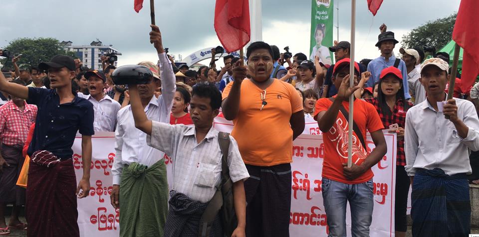 ဖုယြင္အထည္ခ်ဳပ္ အလုပ္သမားမ်ား ရန္ကုန္ၿမဳိ႕ေတာ္ခန္းမေရွ႕တြင္ဆႏၵျပ