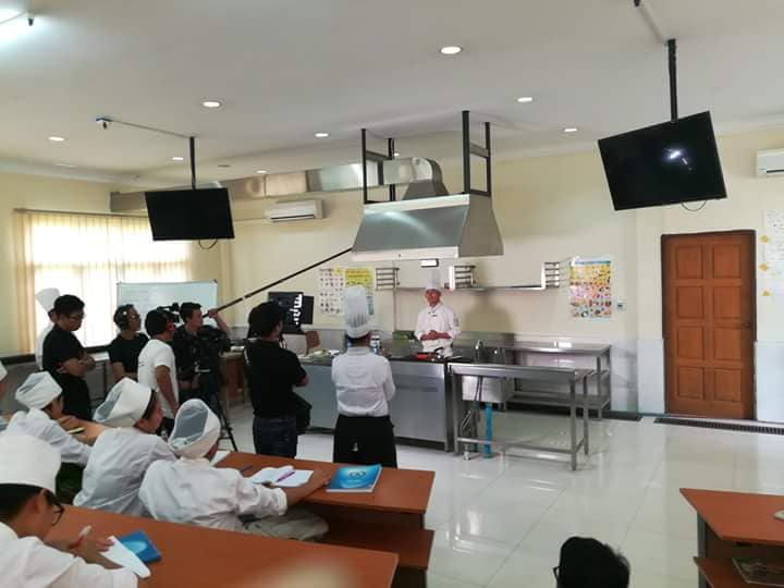 အလယ္တန္းအဆင့္ေအာင္ျမင္ၿပီးသူမ်ားကို ေဒၚခင္ၾကည္ေဖာင္ေဒးရွင္းက ဟိုတယ္ပညာ သင္ေပးမည္