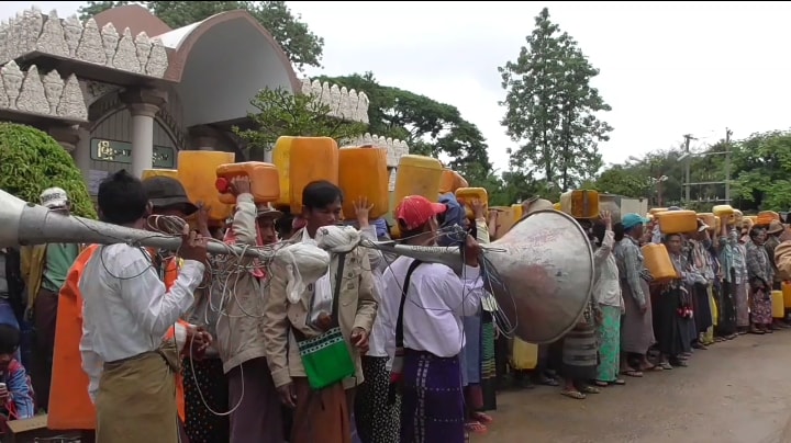 နတ္​​ေမာက္ႏွင့္မေကြး​တြင္ ​ေသာက္​သံုး​ေရတြင္​းအတြက္ ဘတ္​ဂ်က္​ခ်​ေပး​ေရး  ဆႏၵ​ျပ